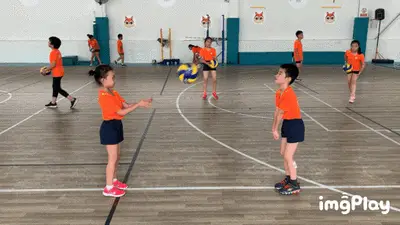 2020 赛季：道奇队在 Arlington 隔离赛区捧起奖杯，球员与家人隔空庆祝