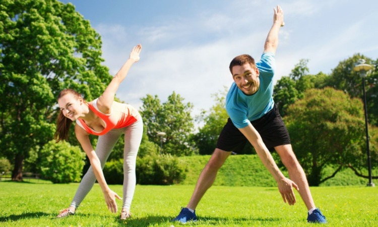 47岁苏提达率泰国队入场，穿西装系领带气宇轩昂，“艳压”欧拉弄